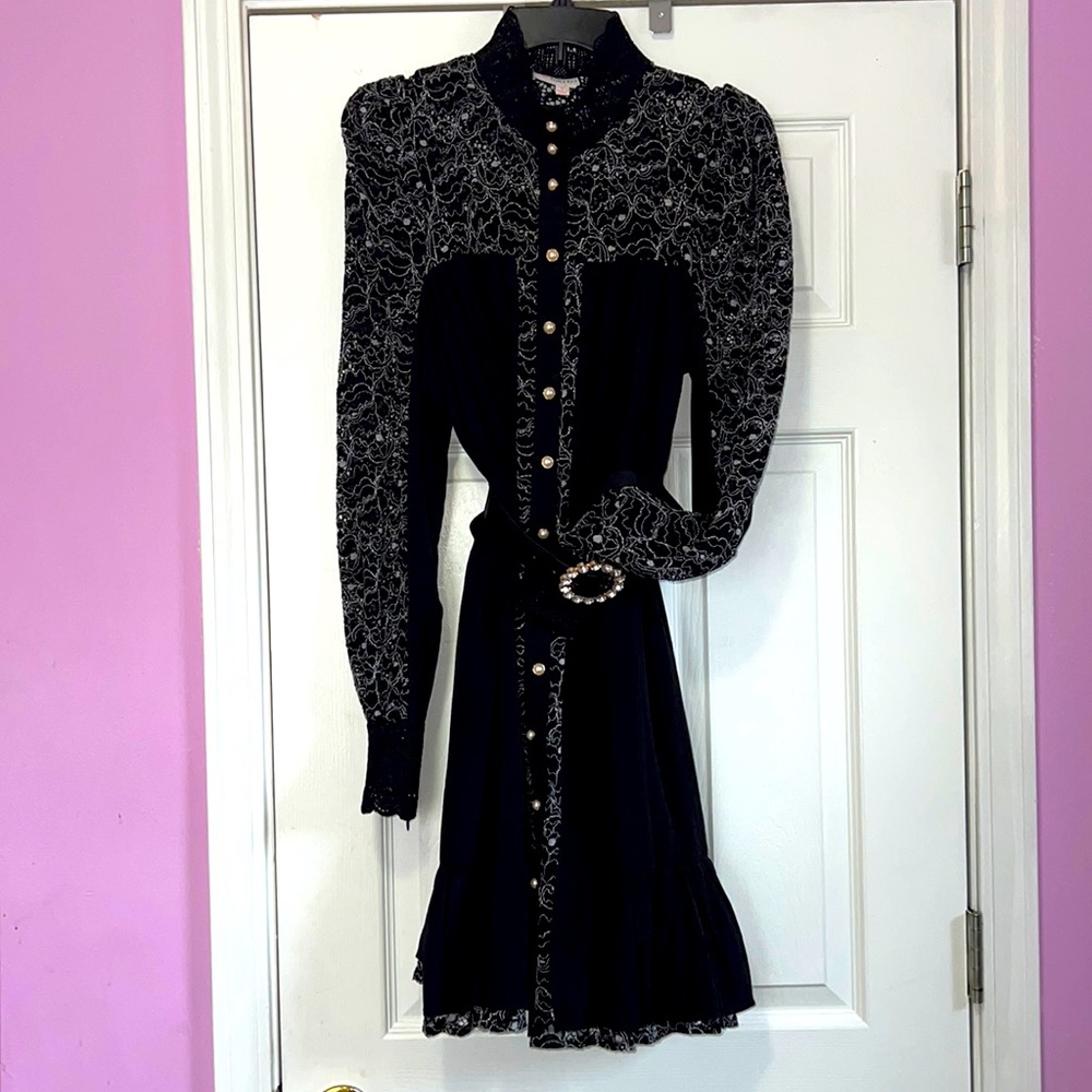 Black & white lace throughout the dress. Great for evening attire or wedding.